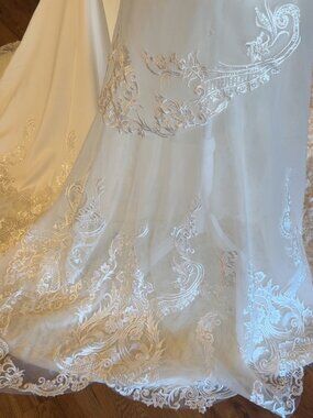 NEW- Strapless Sweetheart Lace Fit-and-Flare Bridal Gown size 6